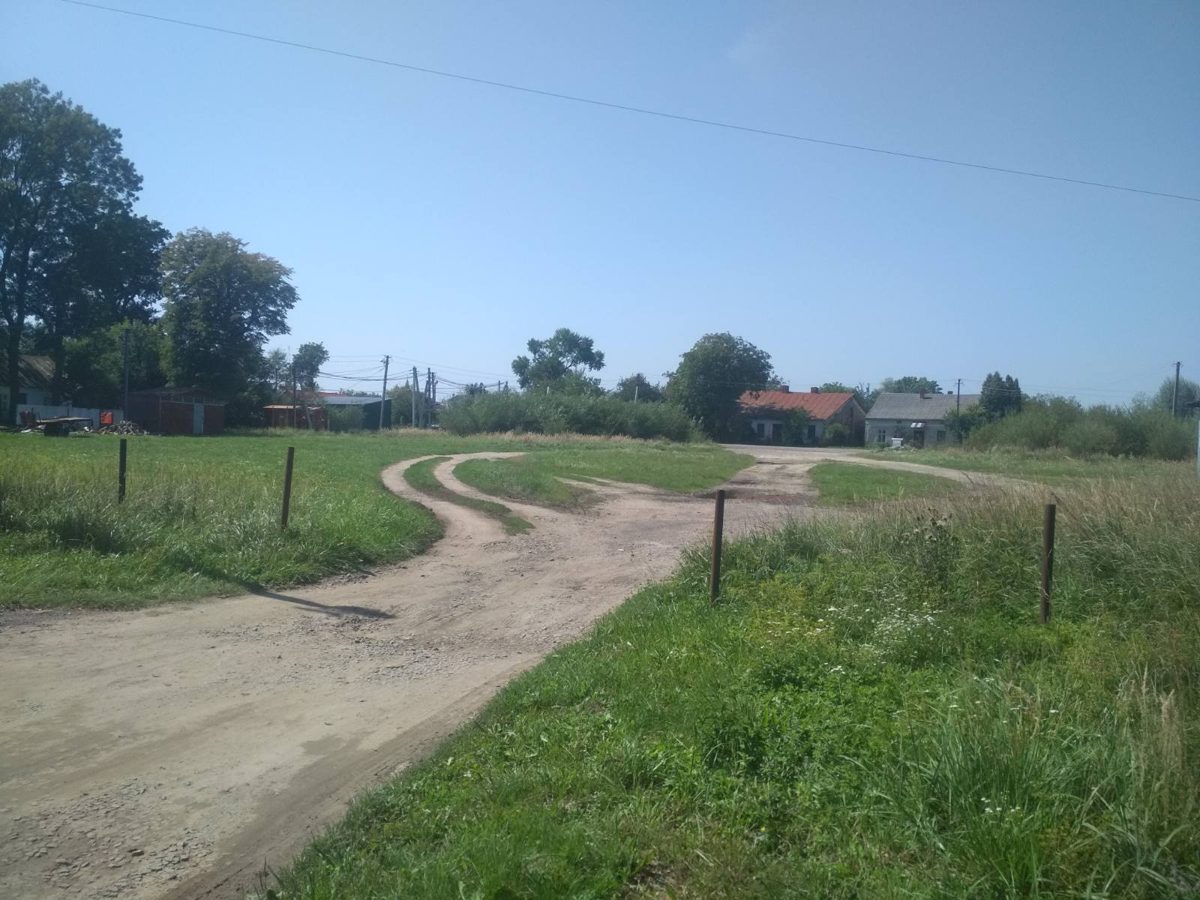 穿越地块的土路