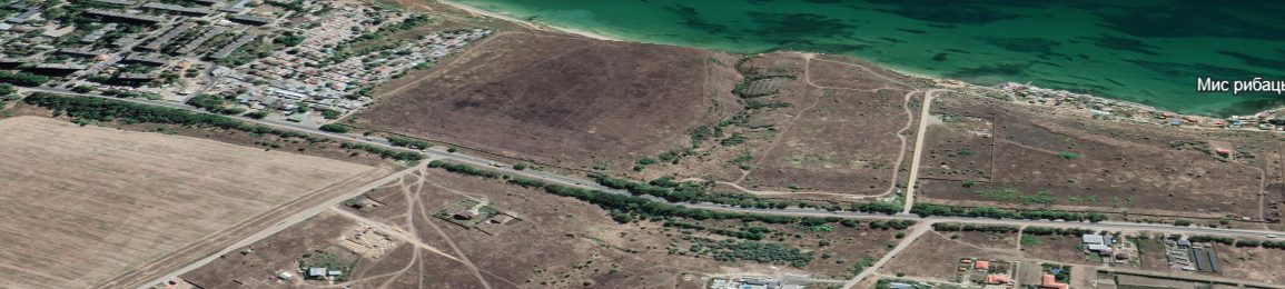 斜视图:M-28 公路以南是空地和海岸,海水清。